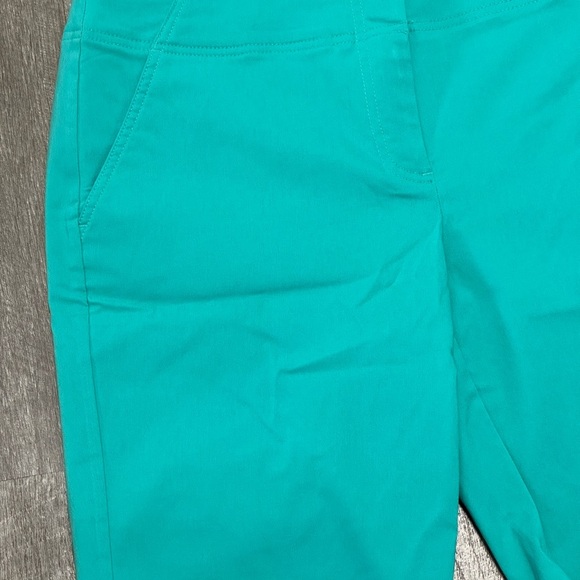 Women’s IZOD Golf 8 Medium Shorts Chino Khakis Mint Bermuda Stretch Sun Control - Picture 5 of 10